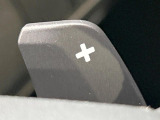 【パドルシフト】ハンドルから手を離さずに素早くシフトアップ&ダウンができるので、エンジンブレーキを使う下り坂や高速道路の合流で加速したい場面で役立ちます。