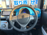 インテリアに合わせたデザインのステアリングは、運転される方のことも考え、運転しやすい形状、大きさです。是非一度、実際に触ってお確かめください。