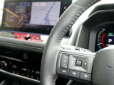 ナビの音量など車両情報を手元で操作できるハンドルスイッチ付き。