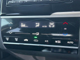 【オートエアコン】一度お好みの温度に設定すれば、車内の温度を検知し風量や温度を自動で調整。暑い&hellip;寒い&hellip;と何度もスイッチ操作をする必要はありません。快適な車内空間には必須の機能ですね♪