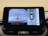 真上から見下ろしたような視点で車とその周囲を確認出来る画面と、車両後方を映し出すバックモニター画面の2つを表示してくれます。