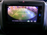 バックカメラの画像です。ガイドラインがスムースな車庫入れをサポートいたします。車庫入れの安心感がアップしますね。