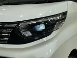 【LEDヘッドライト】悪天候や夜間走行時も良好な視界を確保し安心して運転できる高輝度LEDヘッドライトを装備!点灯速度が早く、消費電力も抑えられています。