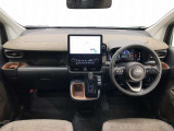 シンプルながら機能性あふれる運転席廻りです。視界性もよく、運転しやすいですよ。
