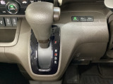 CVT車のセレクトレバーです。低速から高速まで、変速ショックのないスムーズな走りを実現するとともに、エンジン効率のよい領域を維持することで燃費にも貢献します。