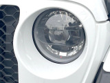 ●LEDヘッドライト:夜間走行時も良好な視界を確保し安心して運転できる高輝度LEDヘッドライトを装備!点灯速度が早く、消費電力も抑えられています。
