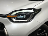 【LEDヘッドライト】悪天候や夜間走行時も良好な視界を確保し安心して運転できる高輝度LEDヘッドライトを装備!点灯速度が早く、消費電力も抑えられています。