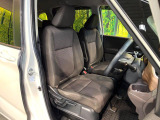 運転席まわりには十分なスペースがあり、大柄な方でもゆったり運転していただける環境です。