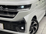 【LEDヘッドライト】悪天候や夜間走行時も良好な視界を確保し安心して運転できる高輝度LEDヘッドライトを装備!点灯速度が早く、消費電力も抑えられています。
