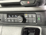 【オートエアコン】一度お好みの温度に設定すれば、車内の温度を検知し風量や温度を自動で調整。暑い&hellip;寒い&hellip;と何度もスイッチ操作をする必要はありません。快適な車内空間には必須の機能ですね♪
