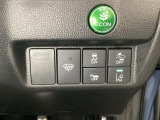 Hondaセンシング用の、VSA(ABS+TCS+横滑り抑制)解除と路外逸脱抑制機能のオンオフスイッチなどはハンドルの右側に装備しています。燃費に役立つECONボタンもここです。