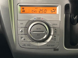 【オートエアコン】一度お好みの温度に設定すれば、車内の温度を検知し風量や温度を自動で調整。暑い&hellip;寒い&hellip;と何度もスイッチ操作をする必要はありません。快適な車内空間には必須の機能ですね♪