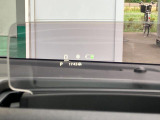 【ヘッドアップディスプレイ】運転に必要な情報やセーフティーサポートの警告などをメーターパネルを見なくても確認ができます☆視線移動が少なくなり安全運転ができますね♪