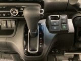 CVT車のセレクトレバーです。低速から高速まで、変速ショックのないスムーズな走りと、エンジン効率のよい領域を維持して燃費にも貢献します。サイドブレーキはスイッチ操作の電子制御パーキングブレーキです。