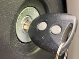 【キーレス】少し離れた場所からでもボタン一つでドアの開錠・施錠ができるのでとっても便利!ドアの鍵穴周りに傷をつけることもありません♪