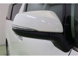 バイカラーでシャープなウインカーミラーです。ウインカーミラーはお洒落なだけでなく、対向車や歩行者からの視認性が良く安全性が向上し、事故防止にもつながります。