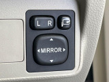 【電動格納ミラー】サイドミラーは電動格納式となっており、狭い駐車場でもキズがつくリスクを抑えられます。