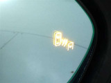 隣車線を走る車両をレーダーで検知し、ドアミラーでは確認しにくい後側方エリアに存在する車両に加え、急接近してくる車両も検知します。車両を検知するとドアミラーに搭載されたLEDインジケーターが点灯します。