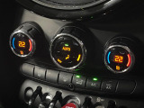 ●デュアルオートエアコン:運転席・助手席それぞれで温度設定が可能な独立式オートエアコンを標準装備しております!