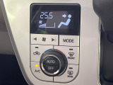 【オートエアコン】一度お好みの温度に設定すれば、車内の温度を検知し風量や温度を自動で調整。暑い&hellip;寒い&hellip;と何度もスイッチ操作をする必要はありません。快適な車内空間には必須の機能ですね♪