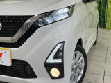 【LEDヘッドライト】悪天候や夜間走行時も良好な視界を確保し安心して運転できる高輝度LEDヘッドライトを装備!点灯速度が早く、消費電力も抑えられています。