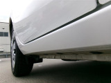 運転席側ロッカーパネルにへこみがあります。