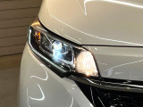 【LEDヘッドライト】悪天候や夜間走行時も良好な視界を確保し安心して運転できる高輝度LEDヘッドライトを装備!点灯速度が早く、消費電力も抑えられています。