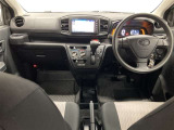 シンプルながら機能性あふれる運転席周りです。使いやすいスイッチ類の配置によりとても運転しやすいですよ。