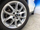 ●純正16インチアルミホイール:輸入車ならではの卓越した走りを支えるホイールと足回りです!日本車の走りに慣れている方にもぜひ体感して頂きたいほど、高いレベルでまとまっています!