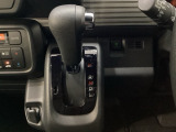 CVT車のセレクトレバーです。低速から高速まで、変速ショックのないスムーズな走りを実現するとともに、エンジン効率のよい領域を維持することで燃費にも貢献します。