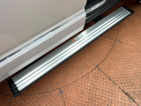 【電動サイドステップ】車高の高いお車でも、これがあれば小さいお子様の乗り降りも楽々♪スライドドアと連動して作動する為、煩わしい操作は不要です!