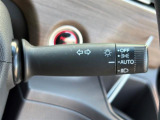 【オートライト(AUTO)】外の明るさをシステムが感知して、自動でヘッドライトが点灯します。ヘッドライトをつけ忘れを防ぐ便利機能です。