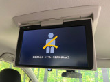 【後席モニター】家族や友人とお出かけする機会が多い方に大人気の後席モニターを装備!見やすい位置に画面がありテレビやDVDの視聴も快適!友達もお子様も、後席にしか乗らなくなるかも??