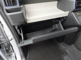 グローブボックスは手前に引くタイプ。収納がシンプルだから、整頓すると使いやすさが一気に上がります。