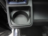 カップホルダーは運転席や助手席からちょうど手の届く位置です!!