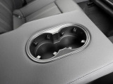 後席にもドリンクホルダーを備えており、ご乗車される方にも快適な空間をご提供します。