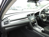 ★助手席周辺★ダッシュボードには豊富な収納BOXがありいつもすっきりとした車内!ほしい場所にちょうど良い収納を備えています。大きなフロントガラスによって見晴らしも良く快適な座り心地となっております