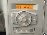 【オートエアコン】一度お好みの温度に設定すれば、車内の温度を検知し風量や温度を自動で調整。暑い&hellip;寒い&hellip;と何度もスイッチ操作をする必要はありません。快適な車内空間には必須の機能ですね♪