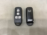 スマートキー付きですからドアロックの開閉およびエンジンスタートが楽々です。電動スライドドアの開け閉めもボタンで操作できます。スペアキーも同じものを用意しております。