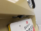 このお車はバックカメラが付いています。ナビをつければ連動できます。バックの操作が楽になります。