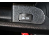 最大消費電力100W以下の電気製品を使用できる【100V・100W電源】が車内に装備されています。シェイバーの充電なども出来ますし、車内にあると便利なアイテムのひとつですね!後席にも装備されています。