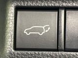 【ハンズフリーパワーバックドア】リアバンパー下部に足先を出し入れするだけでバックドアが自動で開閉♪両手が荷物でふさがっている時でもラクラク開閉操作が行えます!