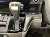 CVT車のセレクトレバーです。低速から高速まで、変速ショックのないスムーズな走りを実現するとともに、エンジン効率のよい領域を維持することで燃費にも貢献します。
