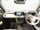 【見晴らしの良い運転席】フロントガラスが広く周囲を見渡しやすい設計です。視点が高いため遠くまで見通すことができ、リラックスして運転に集中できます。