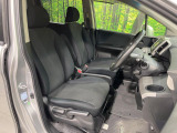運転席まわりには十分なスペースがあり、大柄な方でもゆったり運転していただける環境です。