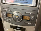 【オートエアコン】一度お好みの温度に設定すれば、車内の温度を検知し風量や温度を自動で調整。暑い&hellip;寒い&hellip;と何度もスイッチ操作をする必要はありません。快適な車内空間には必須の機能ですね♪