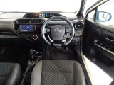 革巻きステアリングで快適な操作性の運転席です。