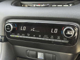 【左右独立型フルオートエアコン】運転席と助手席でそれぞれお好みの温度に設定可能。同乗者にも配慮した、最適な空調をお届け致します。