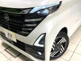 【LEDヘッドライト】悪天候や夜間走行時も良好な視界を確保し安心して運転できる高輝度LEDヘッドライトを装備!点灯速度が早く、消費電力も抑えられています。