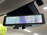 【インテリジェントルームミラー】後席の大きな荷物や同乗者で後方が確認しづらい時でも安心!カメラが撮影した車両後方の映像をルームミラー内に表示。クリアな視界で状況の確認が可能です!